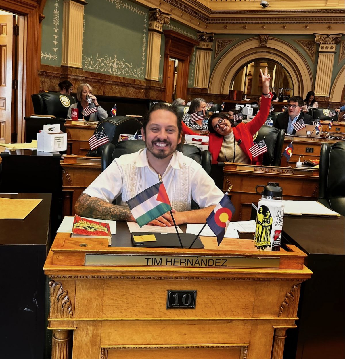 peak:-democrat-lawmaker-replaces-his-us.-flag-with-palestinian-flag-in-special-colo-session